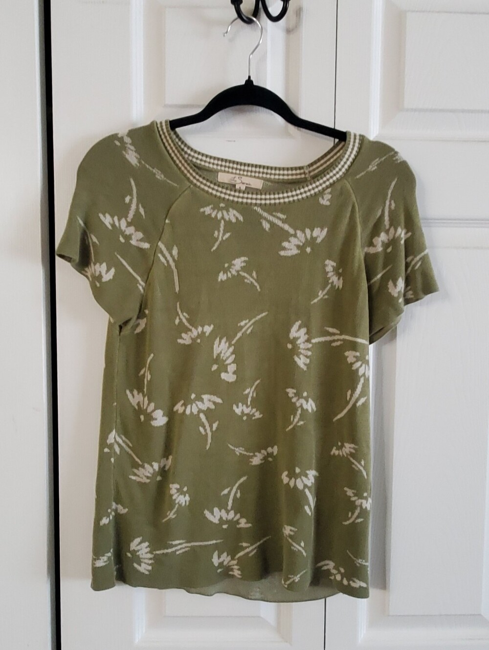LES SEREIN SMALL SHORT SLEEVES GREEN WHITE FLORAL SWEATER.
